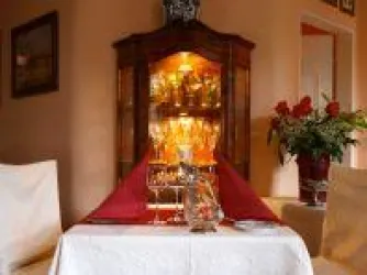 Restaurant, gedeckter Tisch mit Vitrine (© Volker Gilcher)