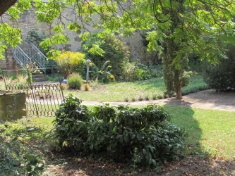 Dr.-Kausch-Garten, Rasen mit Büschen und Treppe (© Urlaubsregion Freinsheim)