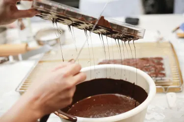 Pralinenherstellung mit einer Pralinenform und flüssiger Schokolade