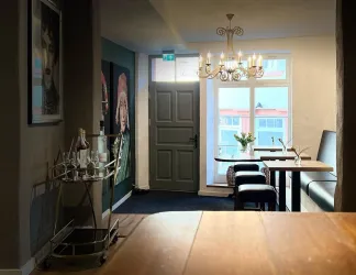 Eingangsbereich des Restaurants mit Tischen und Stühlen.