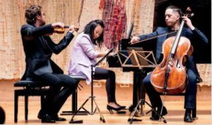 Die drei Musiker des Sitkovwtsky Trio mit ihren Instrumenten ( Klavier, Geige uns Violoncello) 