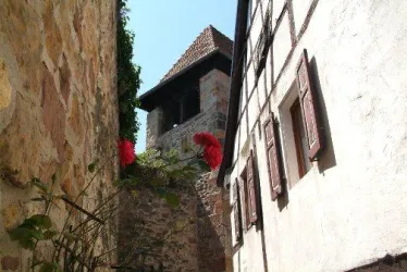 Casinoturm - Ansicht durch Altstadtgasse (© Urlaubsregion Freinsheim)