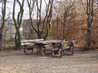 Picknickplatz mit 2 Bänken und einem Tisch (© EM/Urlaubsregion Freinsheim)