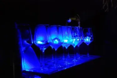In blau beleuchtete Weinglässer.
