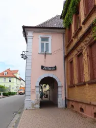 Historisches Rathaus W/Sd. Seitenansicht mit Torbo (© Metzger, Urlaubsregion Freinsheim)