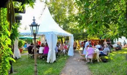 Winzergarten Weingut Bibinger mit Gästen und Pavillions