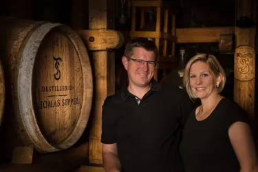 Herr und Frau Sippel im Fassweinkeller