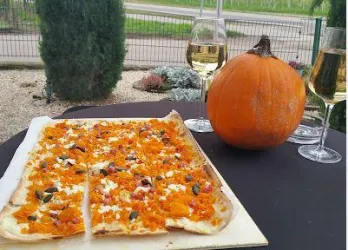Flammkuchen mit einem Weißwein auf einem Tisch zum Herbstausschank 