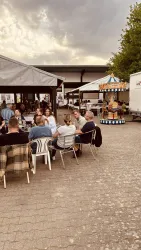 Gäste im Hof des Weingutes Pfleger-Karr