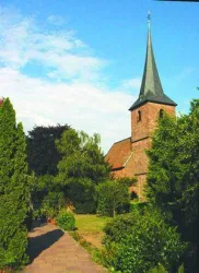 Der Kirchturm in Weisenheim am Berg von der Ferne.