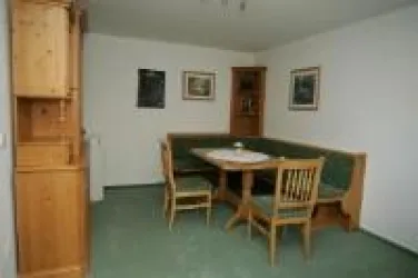 Zimmer teilweise mit Wohnraum