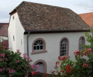 Die ehemalige Synagoge von Weisenheim am Berg von Außen.
