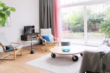 Wohnzimmer mit Blick auf Terrasse (© Ursula Frantzke-Kucharski)