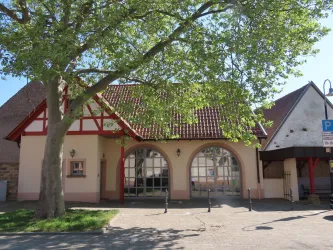 Dorfplatz mit Baum und ehem. Spritzenhaus