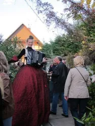 Stelzenläuferin mit Akkordeon (© Erpolzheim)