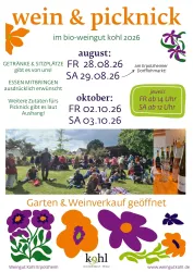 Plakat mit Öffnungszeiten, dem Garten der Familie Kohl und Gästen. Weinflaschen vom Weingut Kohl mit Gläsern