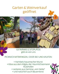 Ein gemütlicher Gartenverkauf mit Getränken und Sitzplätzen. Es werden regionale Produkte wie Wurst, Käse und frisches Gemüse angeboten.