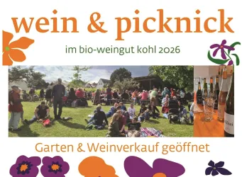 Ein fröhliches Picknick im Garten eines Bio-Weinguts mit vielen Menschen. Es sind Tische mit Weinflaschen im Vordergrund und eine grüne Umgebung im Hintergrund.
