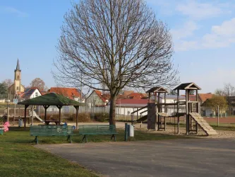 Kletterhaus 2 Bänken und einem Baum (© EM/Urlaubsregion Freinsheim)
