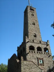 Pfälzerwald Bismarckturm, Sockel und Turm (© Jörg Dörr)