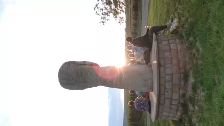 gemeinsam in den Sonnenuntergang blicken
