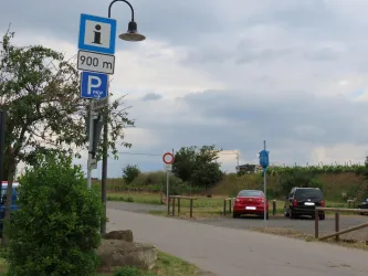 Parkplatz Kallstadt Südlicher Ortseingang 1 (© Urlaubsregion Freinsheim, Metzger)