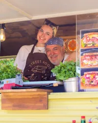 Foodtruck mit zwei Mitarbeitern