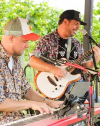 Zwei Musiker mit Gitarre und Keyboard