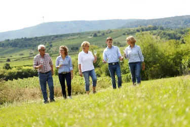 Fam. Schröder-Weisenborn mit Weingläsern in den Weinbergen