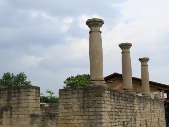 Ehemaliges römisches Weingut Bild 2, Mauer mit 3 S (© Urlaubsregion Freinsheim - E. Metzger)