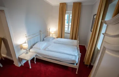 Schlafzimmer der Suite mit Doppelbett und Schrank