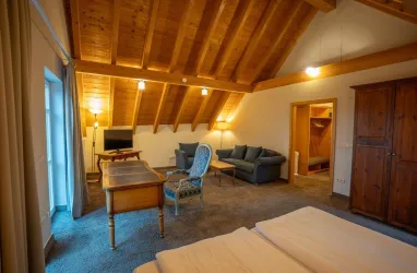 Großes Doppelzimmer mit Schreibtisch und Sitzecke