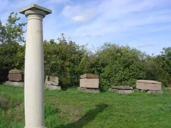 Sarkophage mit Säule an der Villa am Weilberg