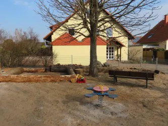 Sandkasten und kleine Wippe (© EM/Urlaubsregion Freinsheim)