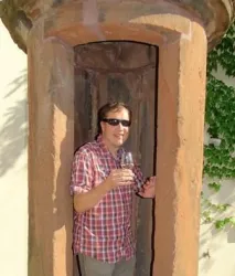Ein Bild des Verantwortlichen Herr Haas. Er steht in einen kleinem Gang und lächelt in die Kamera.