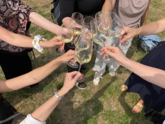 Gäste mit Weingläsern (© Weingut lichti & astroh)