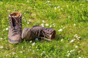 Wanderschuhe im Gras