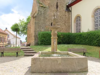 Löwenbrunnen an der Kirche