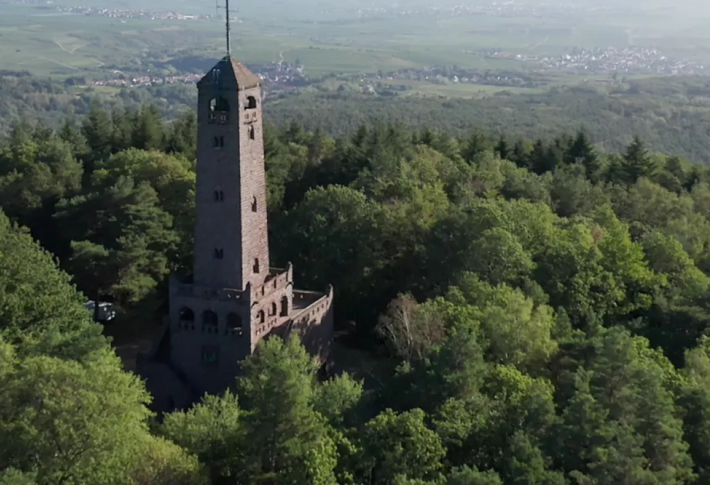 Bismarckturm aus der Vogelperspektive mit Blick in die Rheinebene