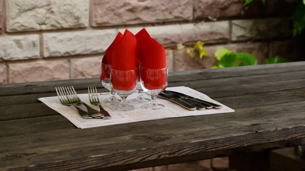 Gedeck auf Restauranttisch