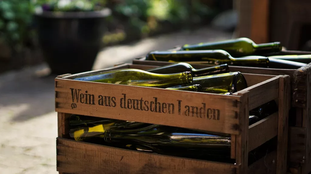 Holzkiste mit "Wein aus deutschen Landen"