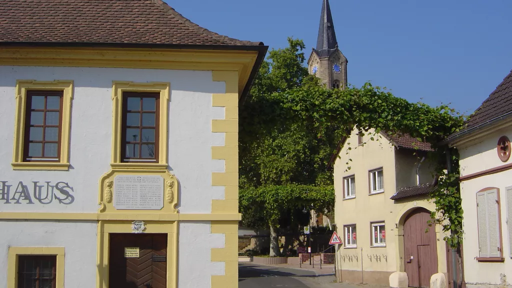 Straßenansicht Erpolzheim mit Rathaus und Kirche