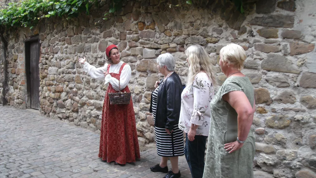 Stadtführung gewandet an der Mauer