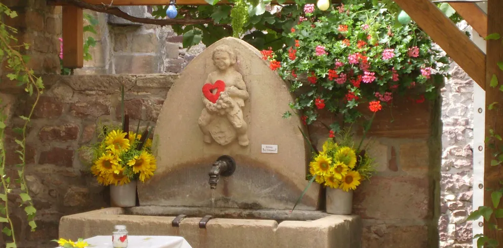 Dorfplatz mit Liebesbrunnen