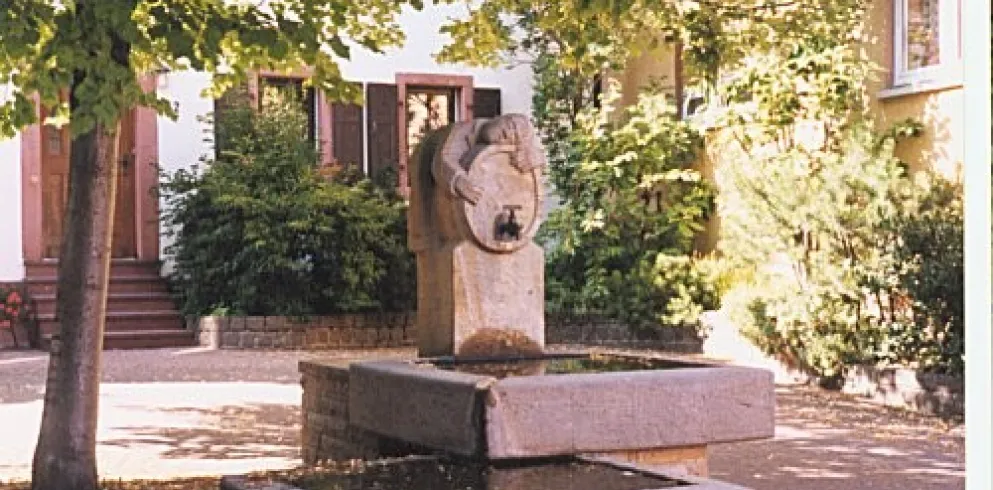 Dorfplatz mit Winzerbrunnen