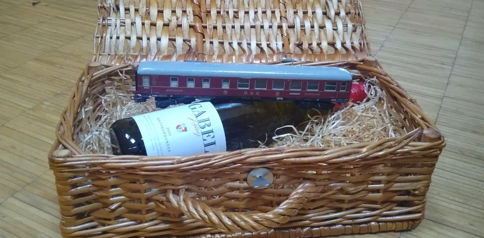 Weinflasche mit Personenzug im Koffer