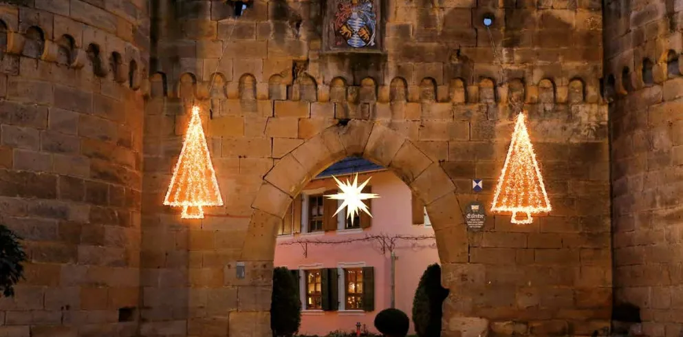 Blick auf das geschmückte Eisentor 