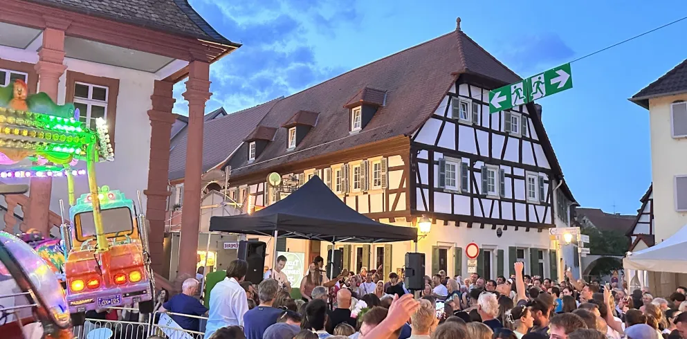 Gäste auf Marktplatz 