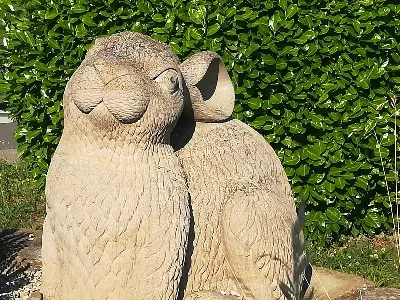 Sandhasenskulptur in Weisenheim am Sand