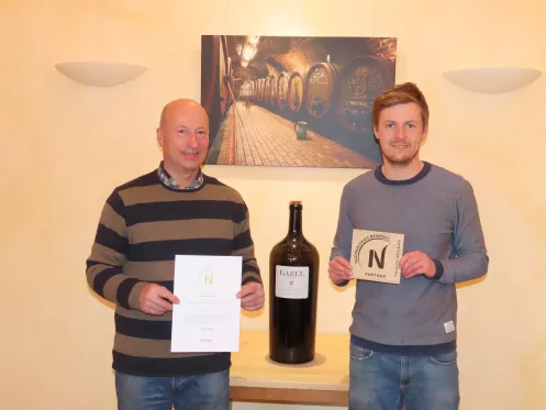 Überreichen Urkunde und Plakette Weingut Gabel